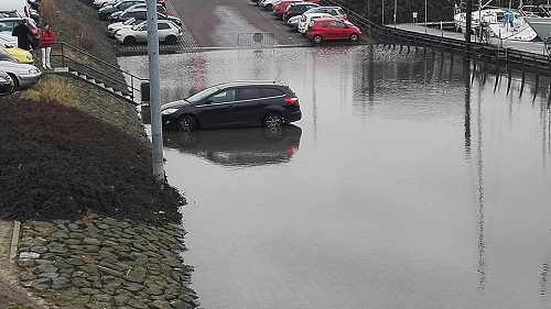 auto geparkeerd in water