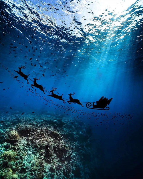 kerstman onderweg onder water