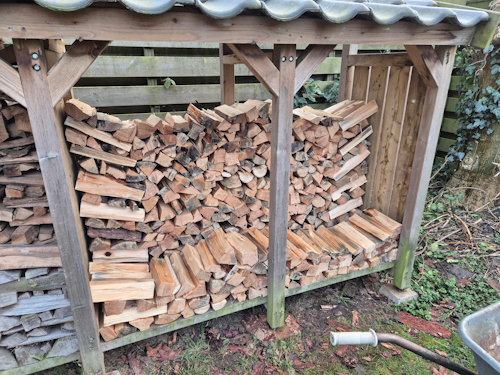 deels aangevulde verse houtvoorraad