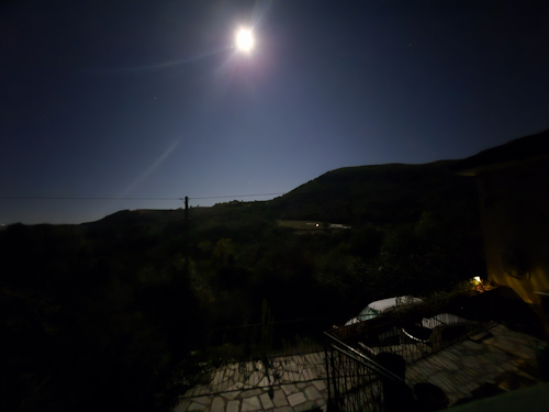 heldere lucht met bijna volle maan