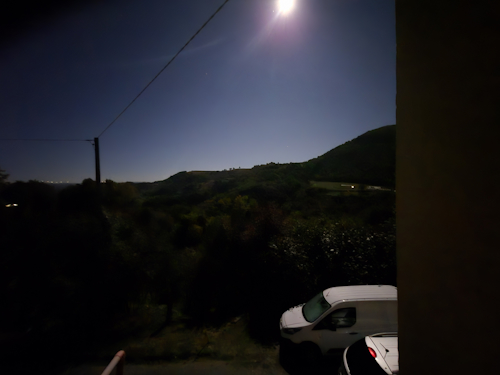 helder weer, de bergen prachtig verlicht door de maan