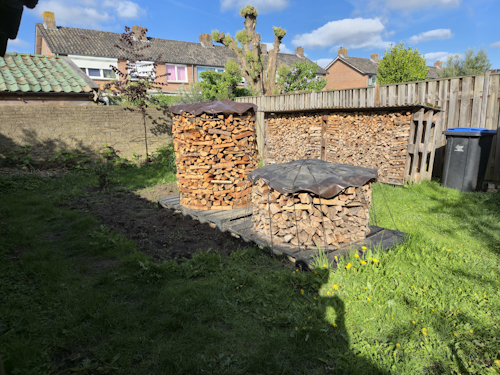 hoek achtertuin en bloembed