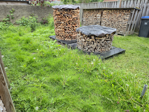 hoek achtertuin en bloembed