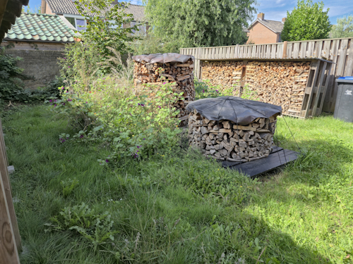 bloembed vanuit hoek houtopslag 1