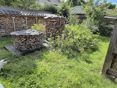 bloembed vanuit hoek met containers