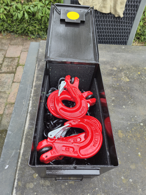 oud munitiekistje compleet met een set van 2 kettingen