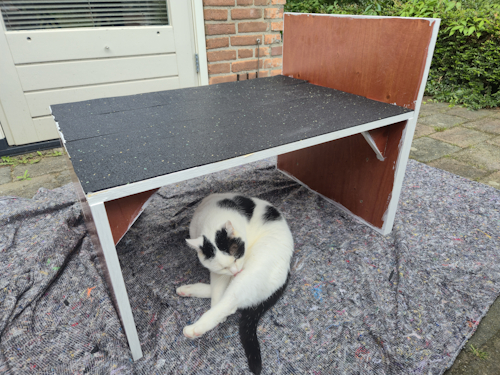 tafeltje voor in de opbergkist voorzien van antislip