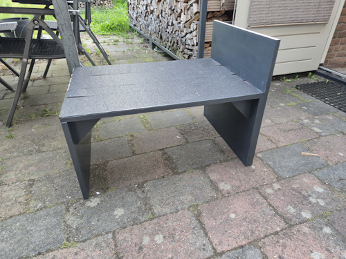 tafeltje voor in de opbergkist voorzien van antislip en een kleurtje