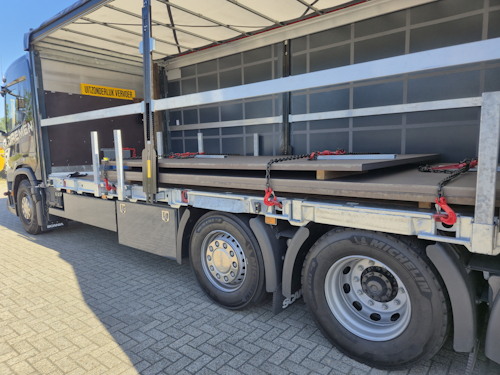 p daemen scania G370 met 2.53 meter brede platen binnen de opbouw