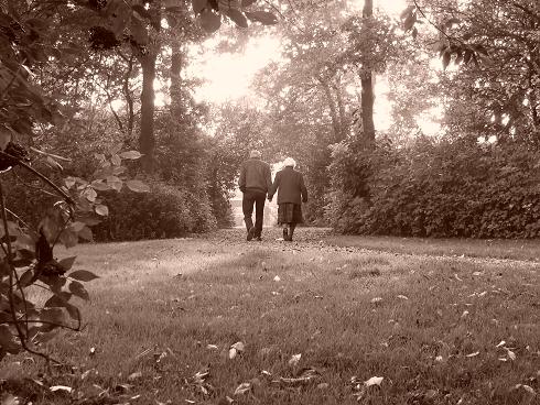 echtpaar wandelen sepia park zaltbommel