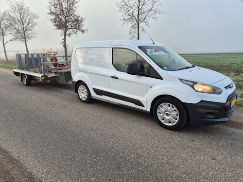transit met aanhanger en stobbenfrees